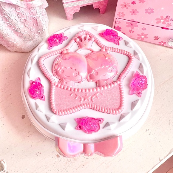 brand new never used hello kitty little twin stars music box 🎀 - Picture 2 of 5